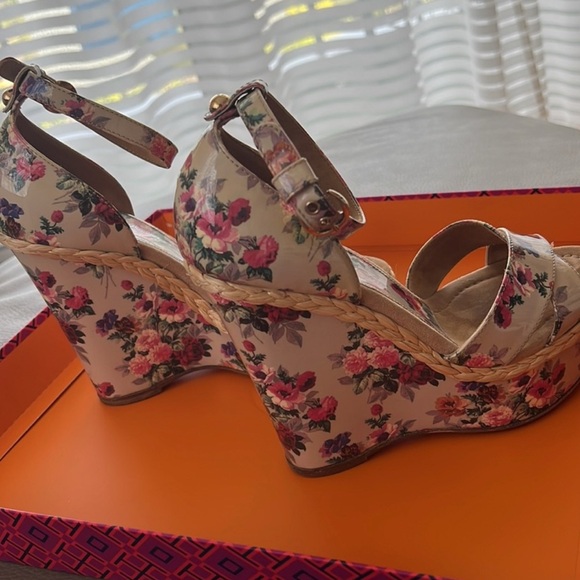 Dolce & Gabbana Cream Platform Sandals with Floral Design - Picture 2 of 4
